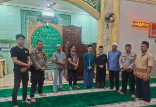 Bhabinkamtibmas Polsek Bukit Raya Gelar Sholat Magrib Berjamaah di Masjid Sobirin