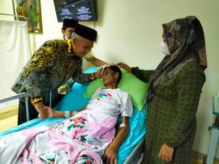 Berikan Motivasi dan Semangat Kepada Mahnizar yang Terbaring Sakit, Ini Pesan Pj Bupati Kampar 