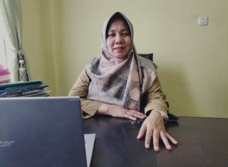 Mudahkan Petani Sawit, Disbunnak Keswan Kampar Bagikan Alat Pasca Panen