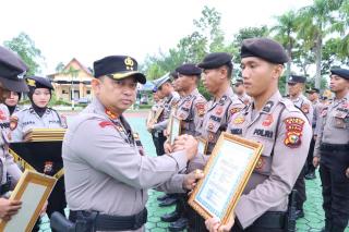 AKBP Asep Sujarwadi Kembali Berikan Penghargaan Kepada Personil Polres Siak Berprestasi