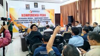 Bawaslu Kampar Melaksanakan Konferensi Pers Terkait Pemutakhiran Data Pemilih Pada Pemilu 2024