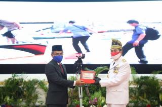 HUT RI Ke- 75, BI Serahkan Secara Simbolis Uang Pecahan Rp. 75.000 Kepada Gubri