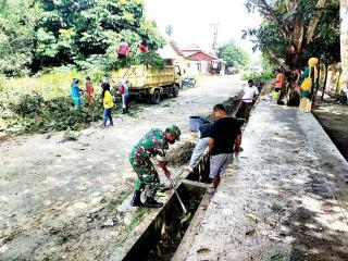 Motivasi Warga Budayakan Hidup Bersih dan Sehat Babinsa Goro Bersihkan Parit Lingkungan