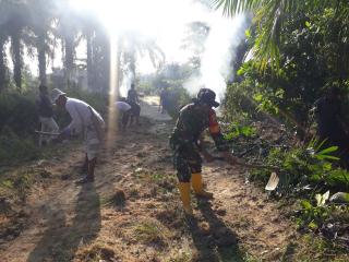 Jalan Sudah Semak, Babinsa Koramil 16/Tapung Ajak Warga Goro Bersihkan Jalan