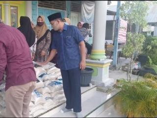 Wakil Ketua I Dprd Siak Fairus Kembali Salurkan Bantuan Paket Beras Untuk Kampung Dayun