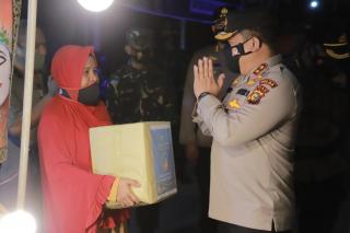 Bu Yanti Dapat Berkah dari Pimpinan Patroli Skala Besar Polda Riau