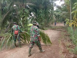 Bersama Warga, Satgas TMMD Ke-110 Kodim 0313/KPR Lakukan Pembersihan Jalan