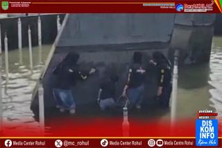 Damkar Rohul Laksanakan Pembersihan Tugu Ratik Togak Atas Arahan Pimpinan Daerah