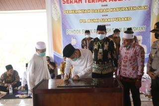 Ikuti Prokes. Pemkab Siak Dan BSP Serah Terima Pondok Pesantren Rlyadus Salik Al Kusmany