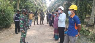 Babinsa Koramil 08 /Tandun dan Satgas TMMD ke-110 Kodim 0313 KPR Lakukan Komsos