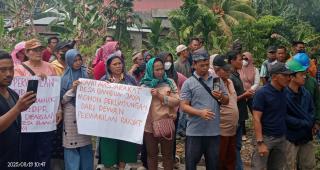 Konflik Tak Kunjung Usai, Warga Bangun Jaya Geruduk DPRD Rohul