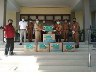 Bupati Kuantan Singingi Terima Bantuan APD dan Masker Dari PT Grup RGE