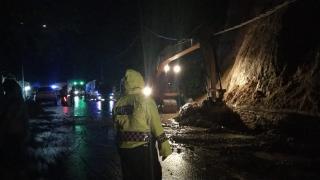 Hujan Lebat, Longsor Kembali Terjadi Minggu Malam  di Jalan Lintas Riau Sumbar