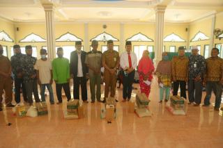 Pjs Bupati Indra serahkan secara langsung zakat tahap IV di Kecamatan Bungaraya.Â 