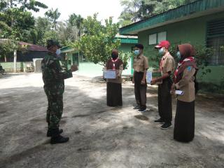Peduli Indonesia, Babinsa Berikan Apresiasi Kepada Siswa Siswi SMU N 1 Tambusai