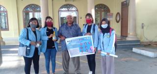 Tim Relawan Desa Lawan C-19 Asal UNRI Bagikan Antiseptik Alami & Sebarkan Spanduk Di Kelurahan Kandi
