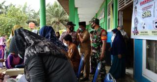 Babinsa Pantau Langsung Giat Vaksinasi Siswa SDN 012 Desa Sari Makmur