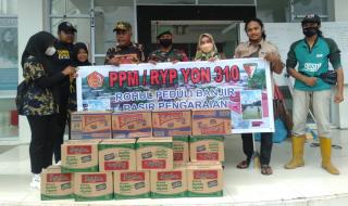 Babinsa Desa Suka Damai Lakukan Pendampingan Penyerahan Bantuan Korban Banjir