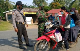 Upaya Antisipasi Lonjakan Covid-19, Tim Gabungan Bagikan Masker