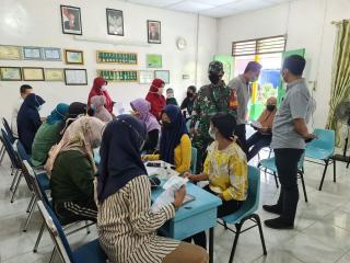 Babinsa Dampingi dan Pantau Pelaksanaan Vaksinasi
