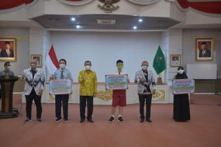  HGN,Gubri Berikan Penghargaan Secara Simbolik Pada Siswa Berprestasi