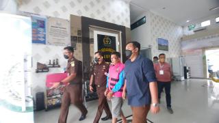 Mangkir di Panggil Alasan Gangguan Kejiwaan, Exs Camat di Kampar Riau di Tahan Kejari Kampar