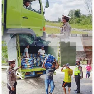 Kanit-Lantas-Iptu-Hs.-Harefa-Bersama-Anggota,-Lakukan-Pengawalan-Sembako