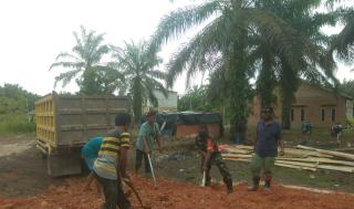 Babinsa Koramil 10/Kunto Darussalam Kodim 0313/KPR Bersama Masyarakat Laksanakan Goro