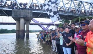 Pj Sekda Kampar Tutup Perlombaan Pacu Sampan, Juara 1 Diraih Srigala Muda Dari Siak Hulu