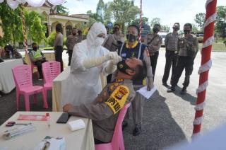 Antisipasi Penyebaran Covid - 19 Polres Siak Lakukan Tes Swab Kepada Personel.