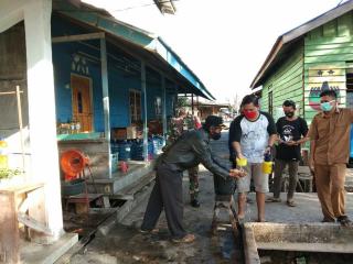 Tegakan Disiplin Prokes, Babinsa Labuhan Bilik Cek Suhu Badan Masyarakat Sebelum masuk Pasar