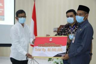 Wawako Serahkan Bansos dari Kemensos Bagi Klien Bapas Pekanbaru