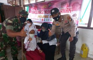 Babinsa Koramil 04/PKL Kuras Dampingi Vaksinasi Siswa SD 05 Bukit Jaya
