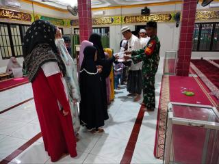 Babinsa Koramil 16/Tapung Dampingi Pengurus Mesjid Darussalam Berikan Santunan kepada Anak Yatim Pia