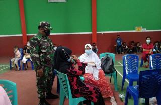 Babinsa Koramil 04/Pkl Kuras Tetap Dampingi Pelaksanaan  Vaksinasi Covid-19 