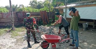 Babinsa Koramil 07/Kampar Gotong Royong Dengan Warga Semenisasi Jalan