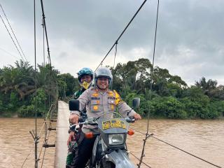 Giat Cooling System, Prajurit TNI, Kapolres Rohul Lewati Jembatan Extrim ke Objek Wisata Aek Matua
