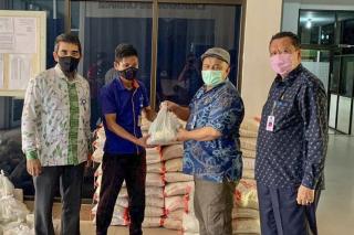 Disnakertrans Riau Salurkan 2.876 Paket Sembako Kepada Tenaga Kerja Korban PHK