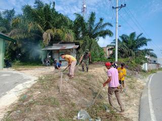 Bersama Warga Babinsa Goro Bersihkan Tempat Ibadah Musholla