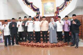 Bupati Kasmarni Gelar Makan Malam dan Ramah Tamah Bersama Ustadz Hilman Fauzi