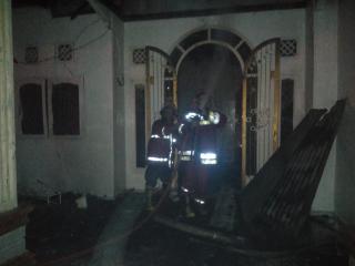 Kebakaran Rumah Kembali Terjadi di Desa Sungai Tonang, Petugas Damkar Berjibaku Padamkan Api