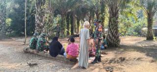 Babinsa Koramil 08 /Tandun dan Satgas TMMD Ke-110 Kodim 0313 /KPR Lakukan Komsos