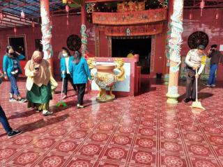 Sambut  Hari Bhayangkara ke-74 Polsek Tualang Adakan Bakti Sosial Bersih - Bersih di Klentheng Huat 