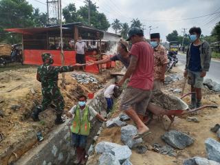 Babinsa Koramil/06 Siak Hulu Bagikan Masker Kepada Para Pekerja