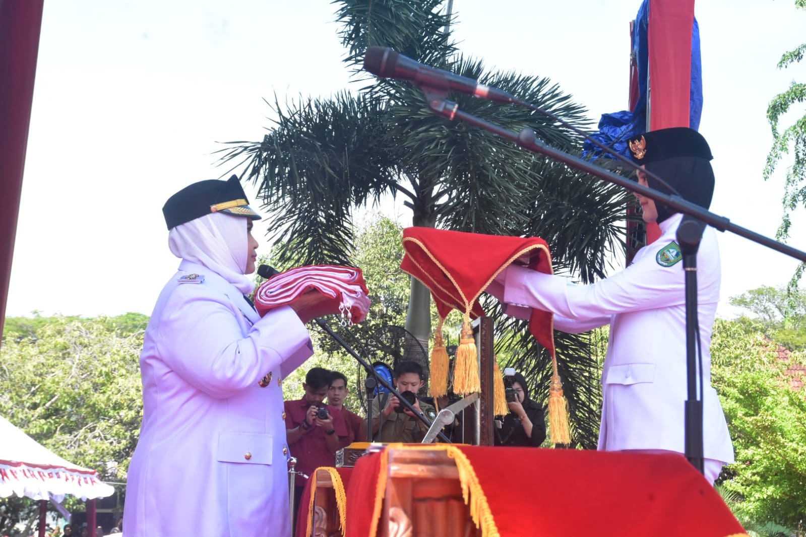 Bupati Bengkalis Kasmarni Memberikan Bendera Merah Putih Kepada Pasukan Pengibar Bendera